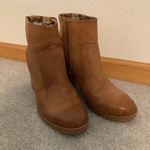 Women’s tan leather ankle boots size 8.5